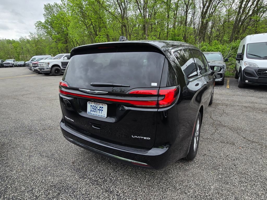 Used 2026 Chrysler Pacifica Limited FWD image 7