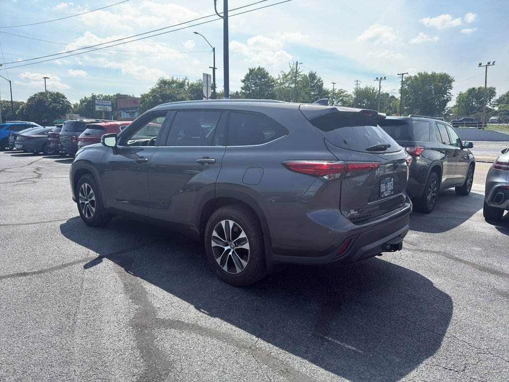 Used 2022 Toyota Highlander XLE AWD/4WD image 7
