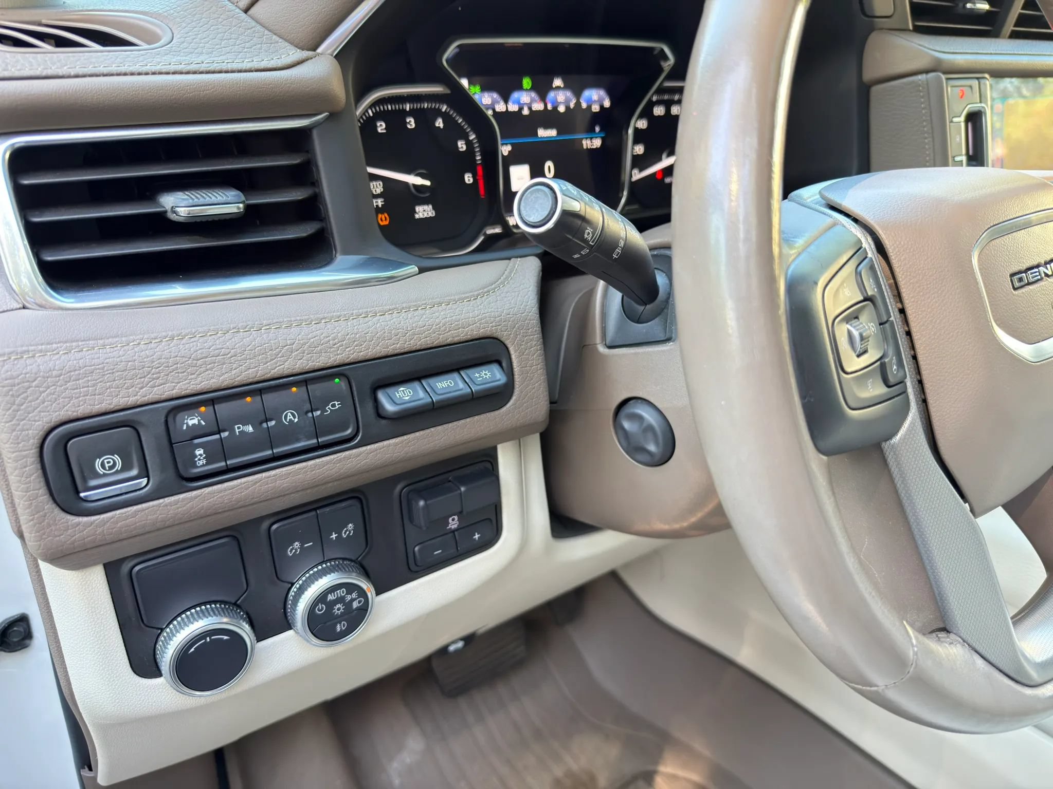Used 2021 GMC Yukon XL Denali w/ Denali Premium Package RWD image 28