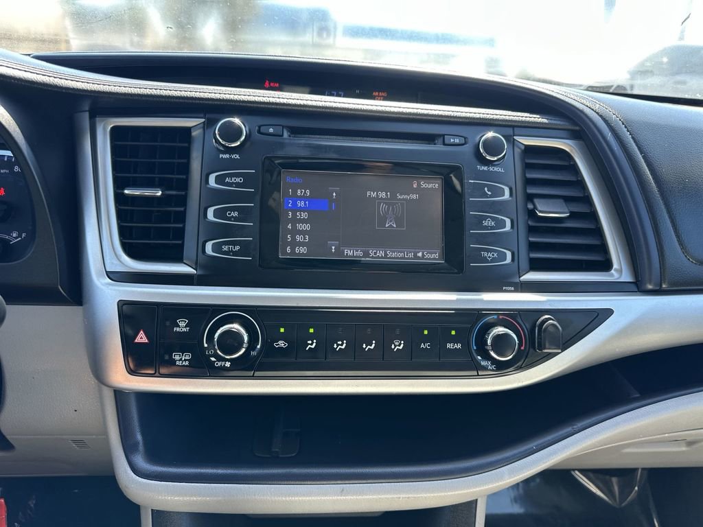 Used 2017 Toyota Highlander LE w/ Carpet Mat Package FWD image 27