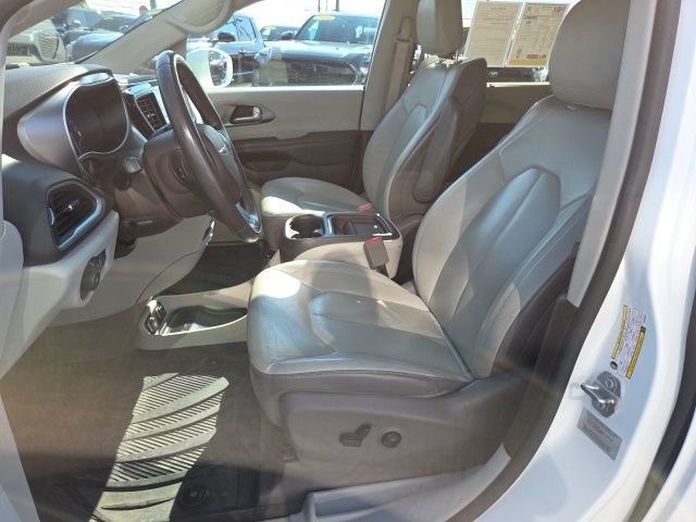Used 2017 Chrysler Pacifica Touring-L FWD image 9