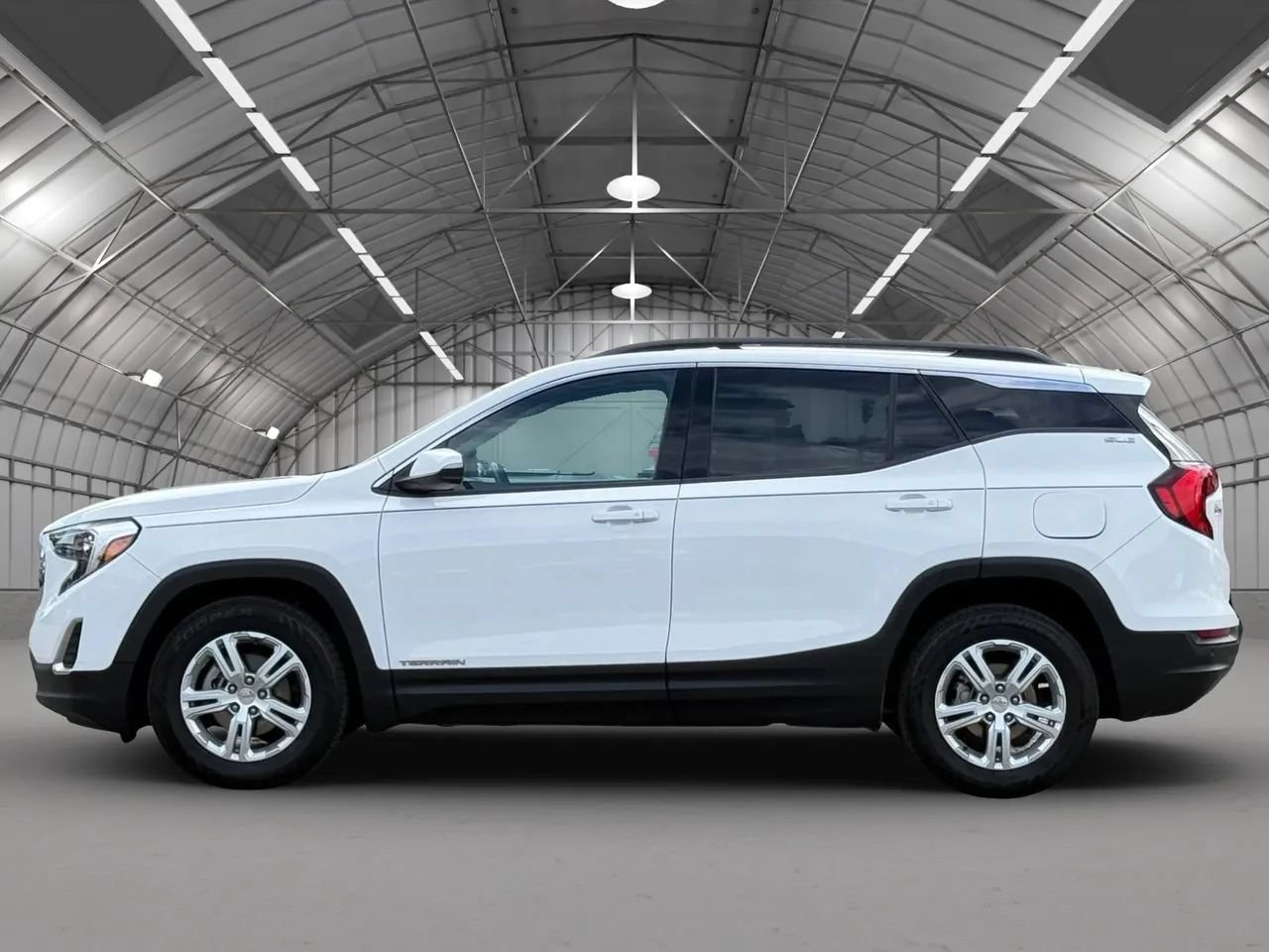 Used 2018 GMC Terrain SLE w/ Driver Convenience Package FWD image 4