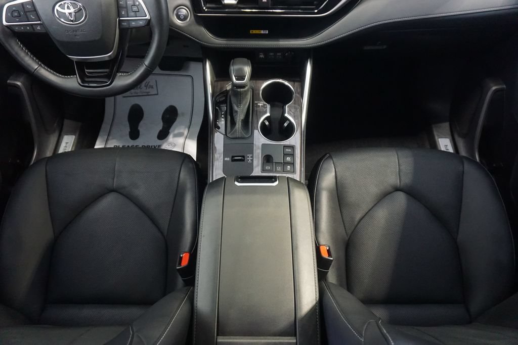 Used 2025 Toyota Highlander Limited AWD/4WD image 33