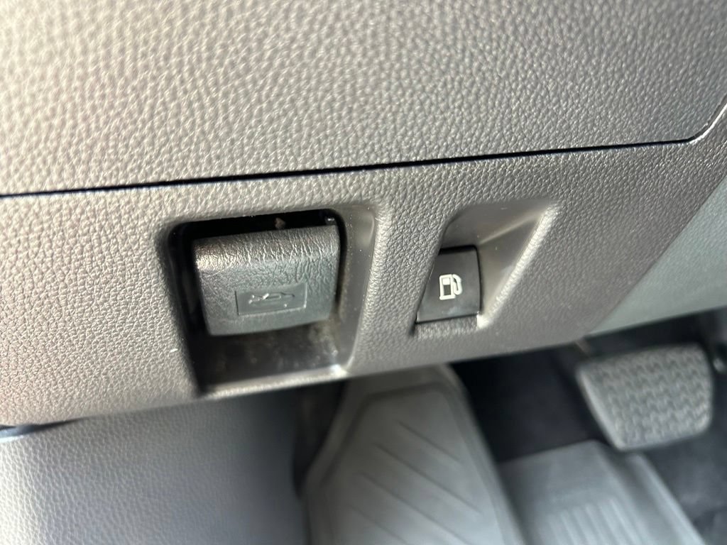 Used 2024 Toyota Highlander LE FWD image 47