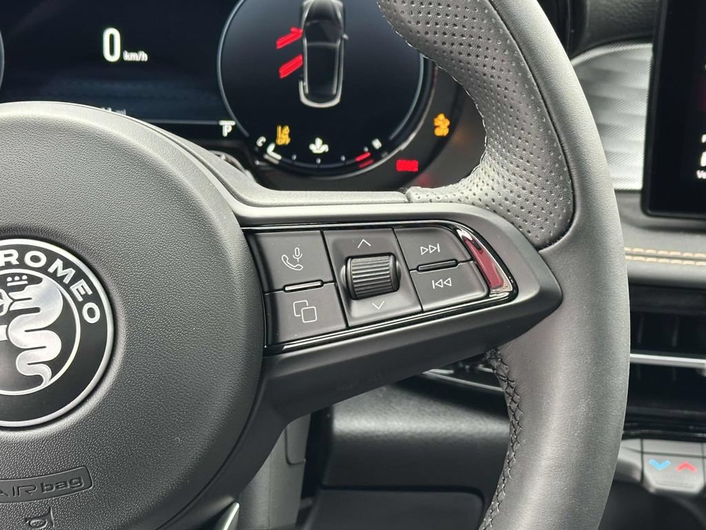New 2025 Alfa Romeo Tonale w/ Premium Package AWD/4WD image 8