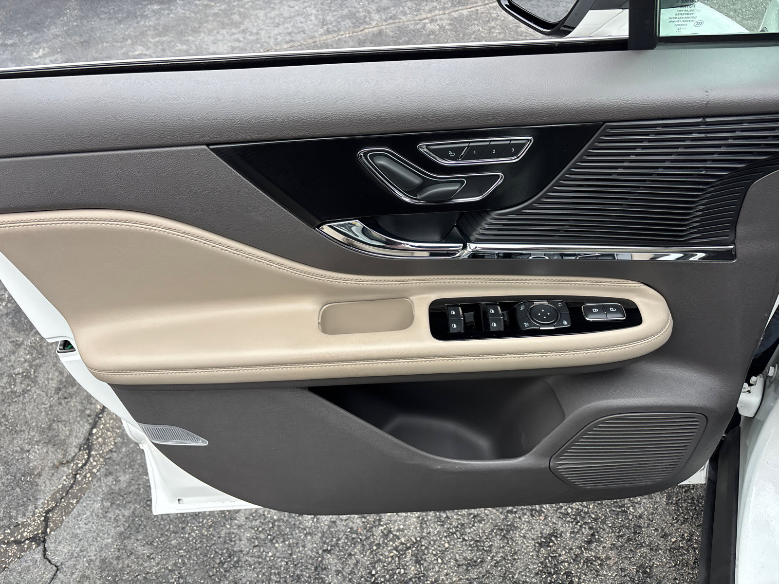 Certified 2022 Lincoln Corsair FWD image 11