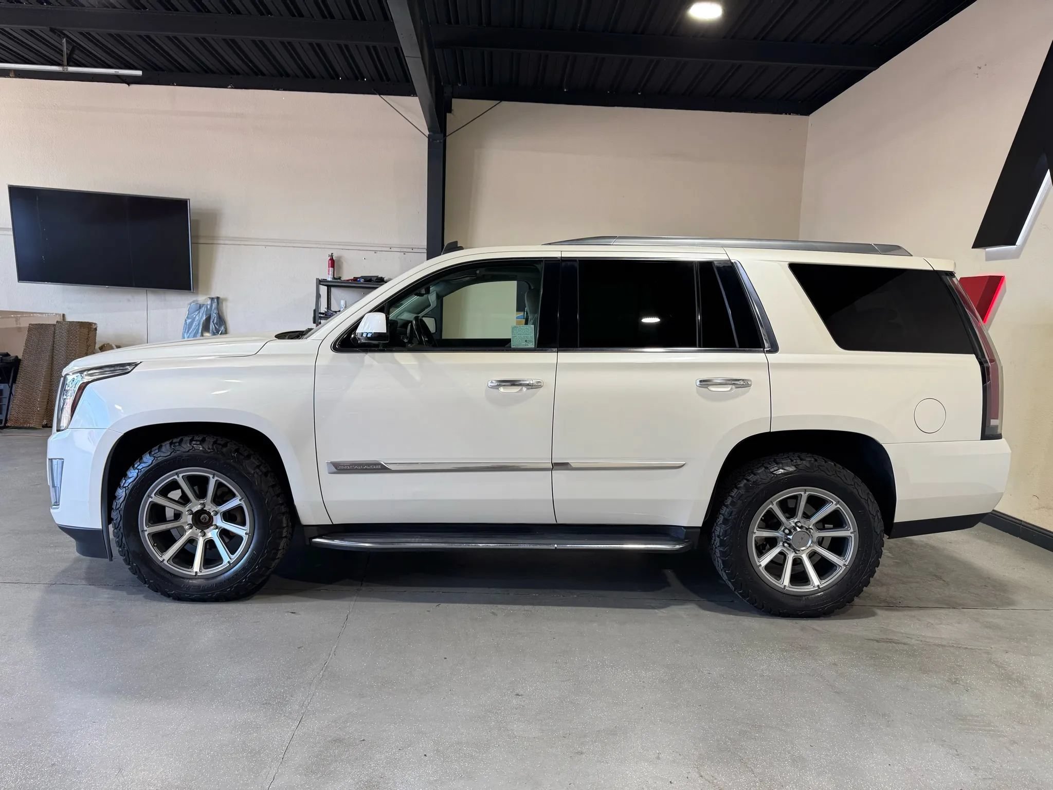 Used 2015 Cadillac Escalade Luxury AWD/4WD image 7