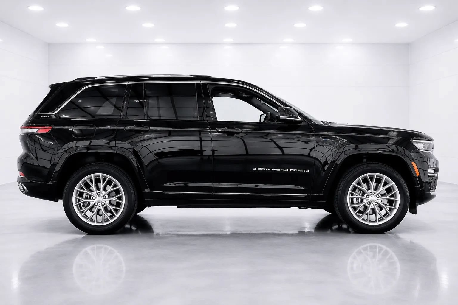 Used 2023 Jeep Grand Cherokee Summit w/ Luxury Tech Group V AWD/4WD image 6