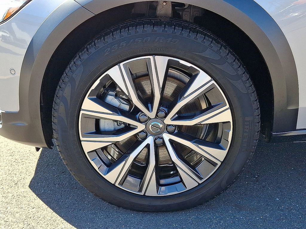 Used 2025 Volvo V90 B6 Cross Country Plus w/ Protection Package Premier image 17