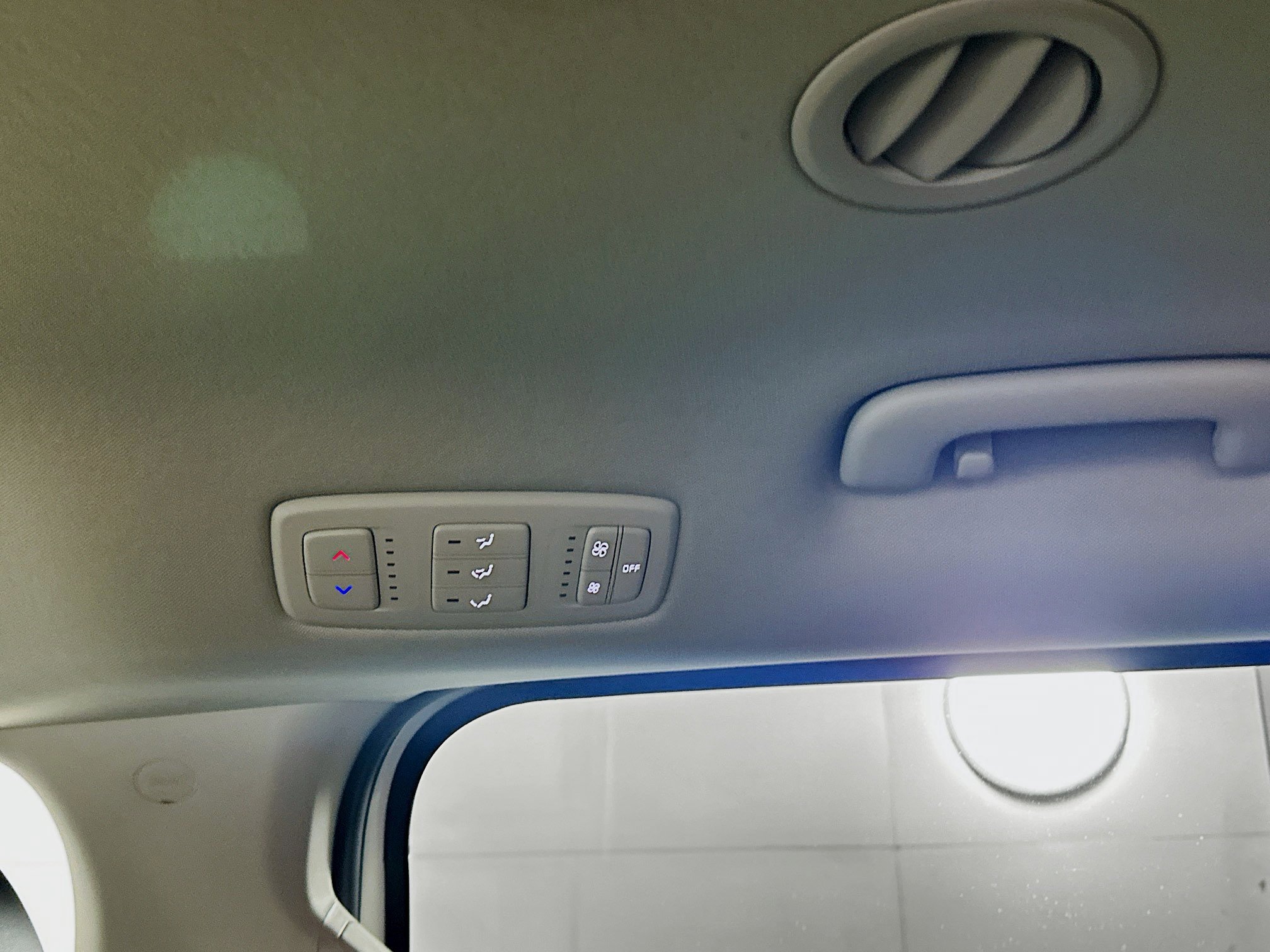 Used 2024 Kia Carnival LX image 26