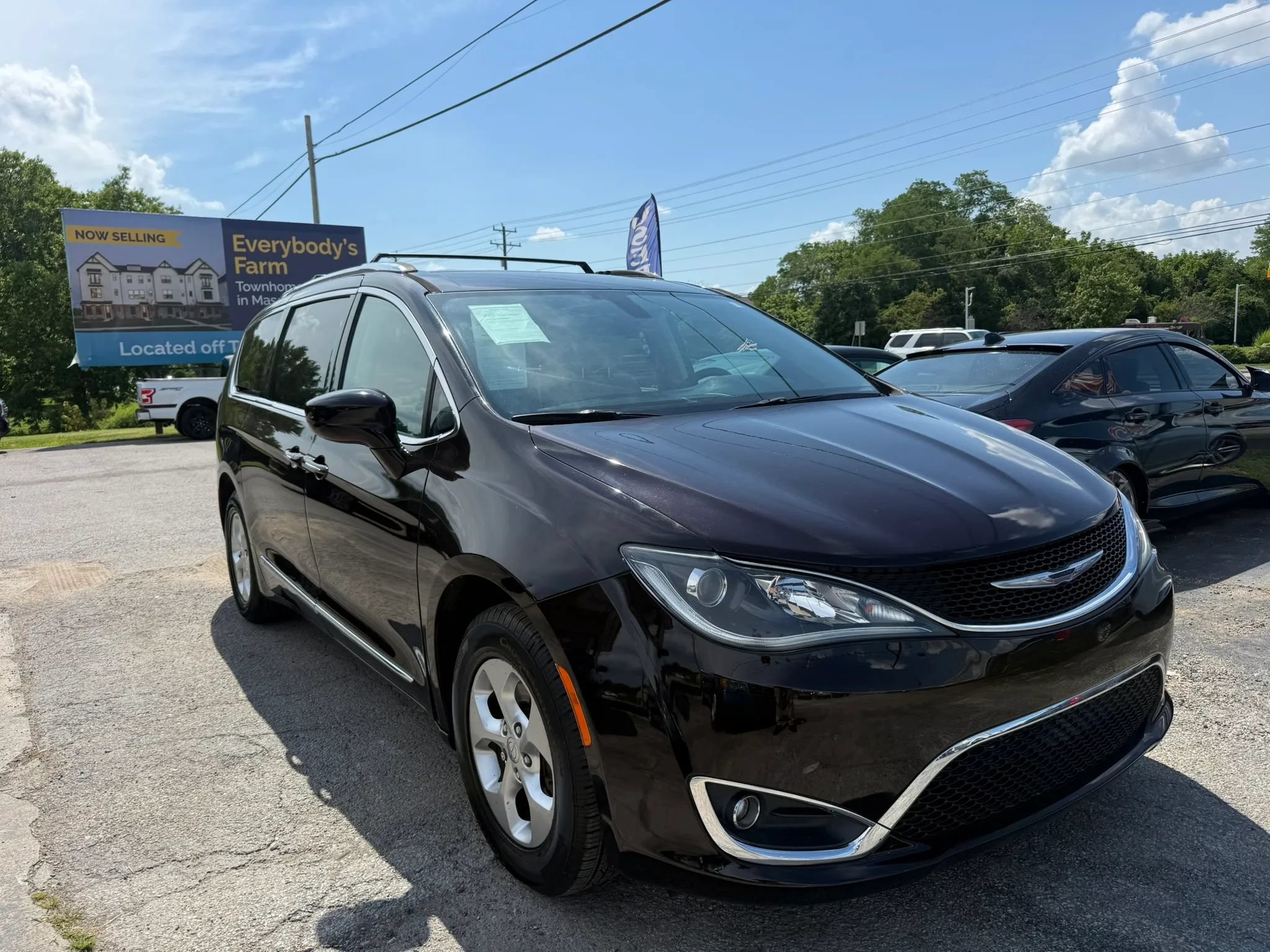 Used 2017 Chrysler Pacifica Touring-L Plus FWD image 4