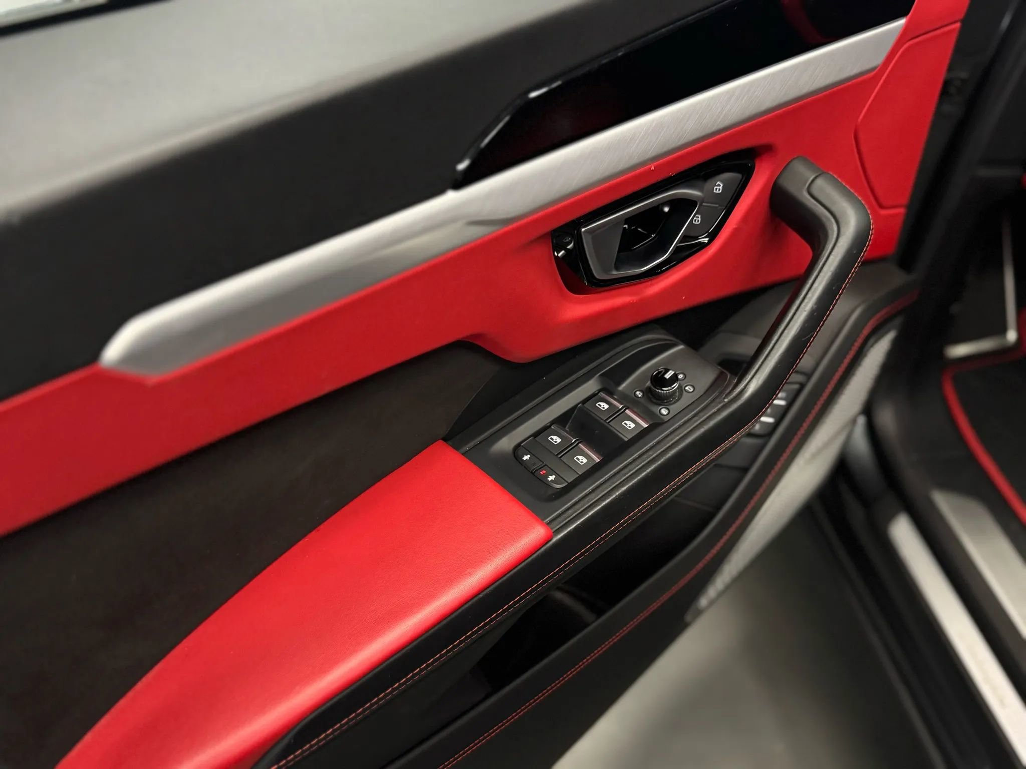 Used 2019 Lamborghini Urus image 12