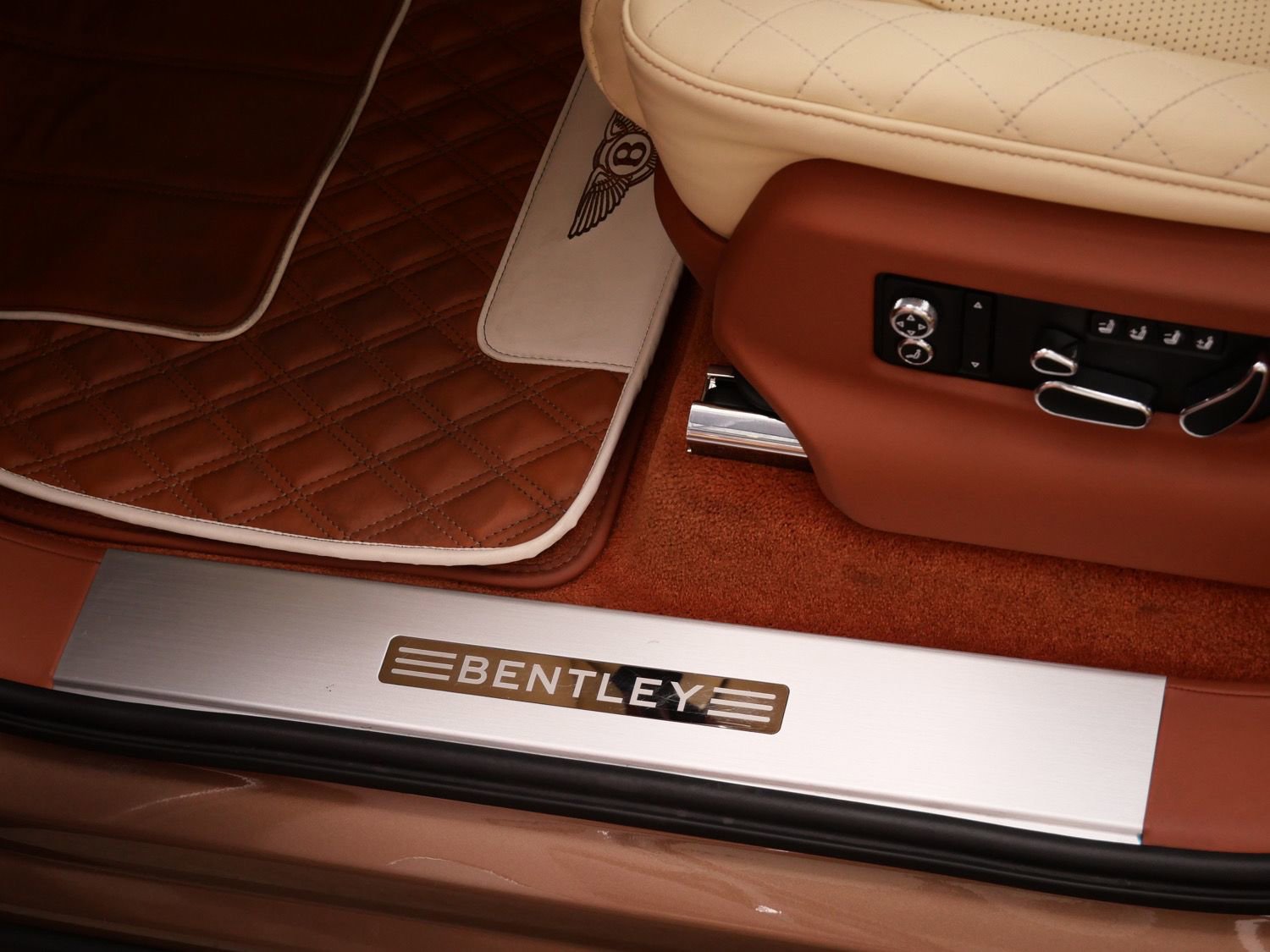 Used 2017 Bentley Bentayga image 16