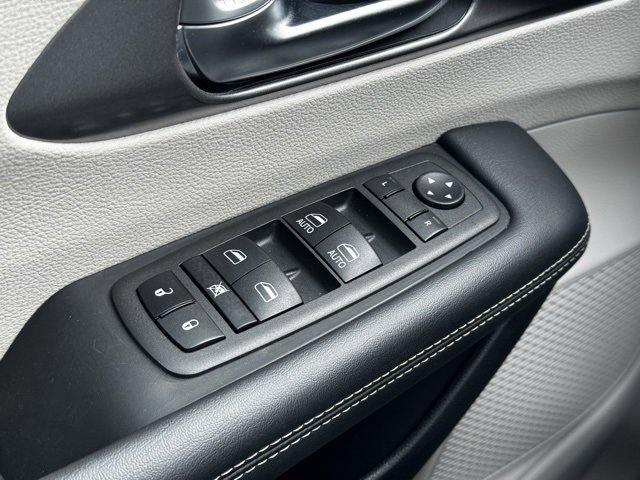 Used 2024 Chrysler Pacifica Touring-L image 32