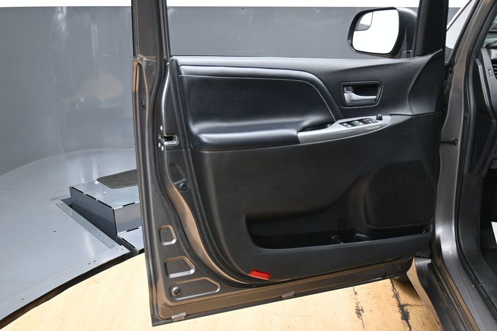 Used 2018 Toyota Sienna SE FWD image 39
