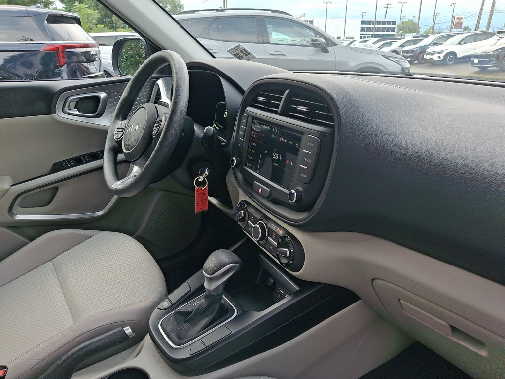 Used 2025 Kia Soul LX w/ LX Technology Package FWD image 14