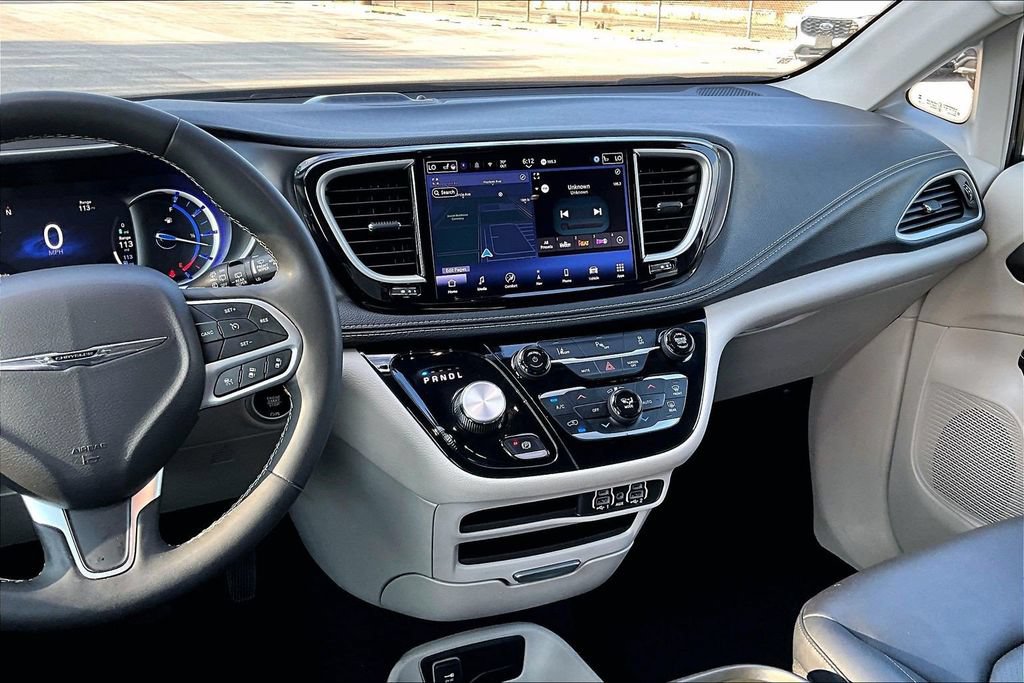 Used 2024 Chrysler Pacifica Limited FWD image 6