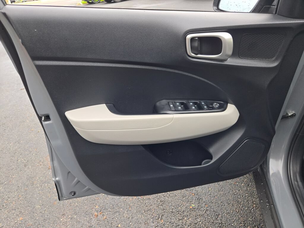 Used 2023 Hyundai Venue SEL FWD image 24