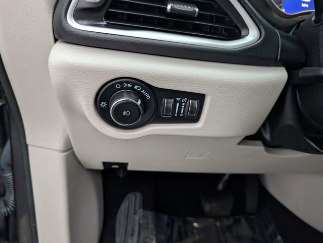 Used 2023 Chrysler Pacifica Touring-L image 9