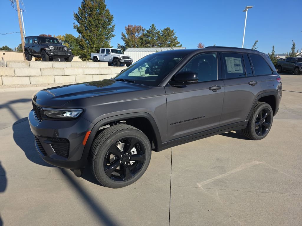 New 2025 Jeep Grand Cherokee 4WD image 1