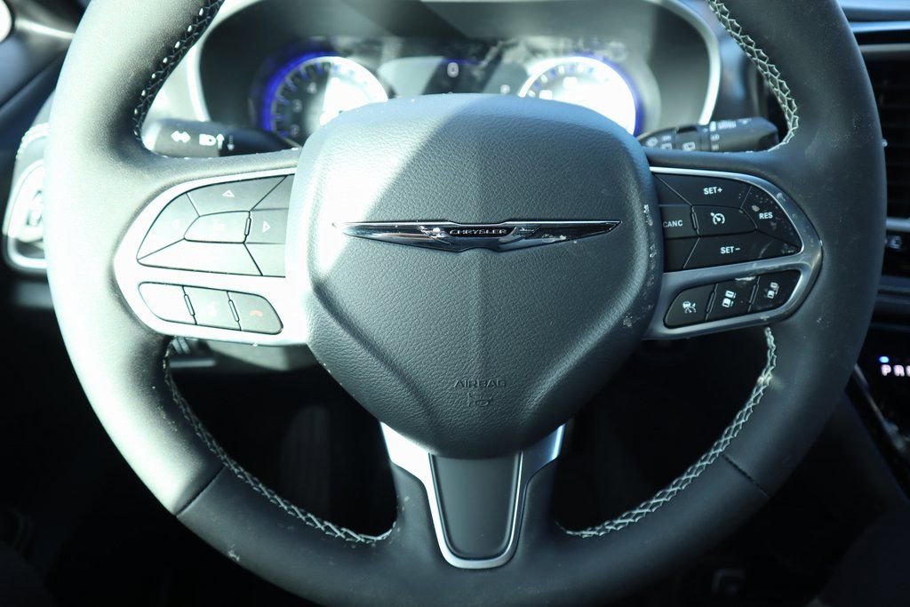 New 2026 Chrysler Pacifica Select FWD image 3