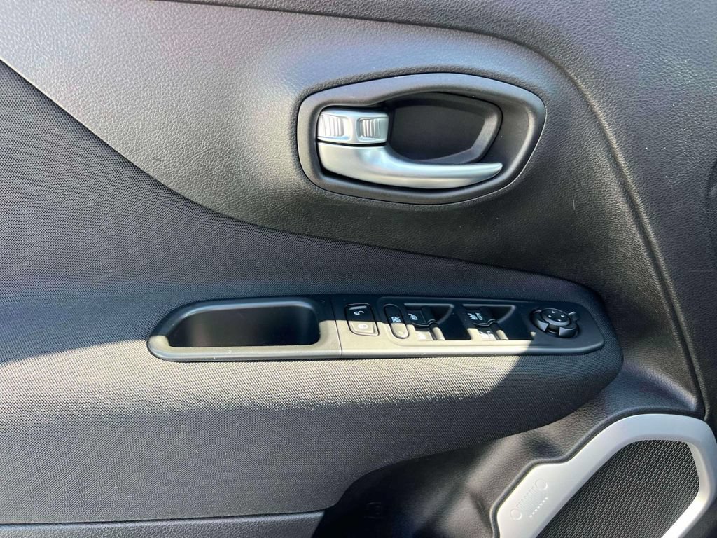 Used 2018 Jeep Renegade Latitude w/ Cold Weather Group AWD/4WD image 16