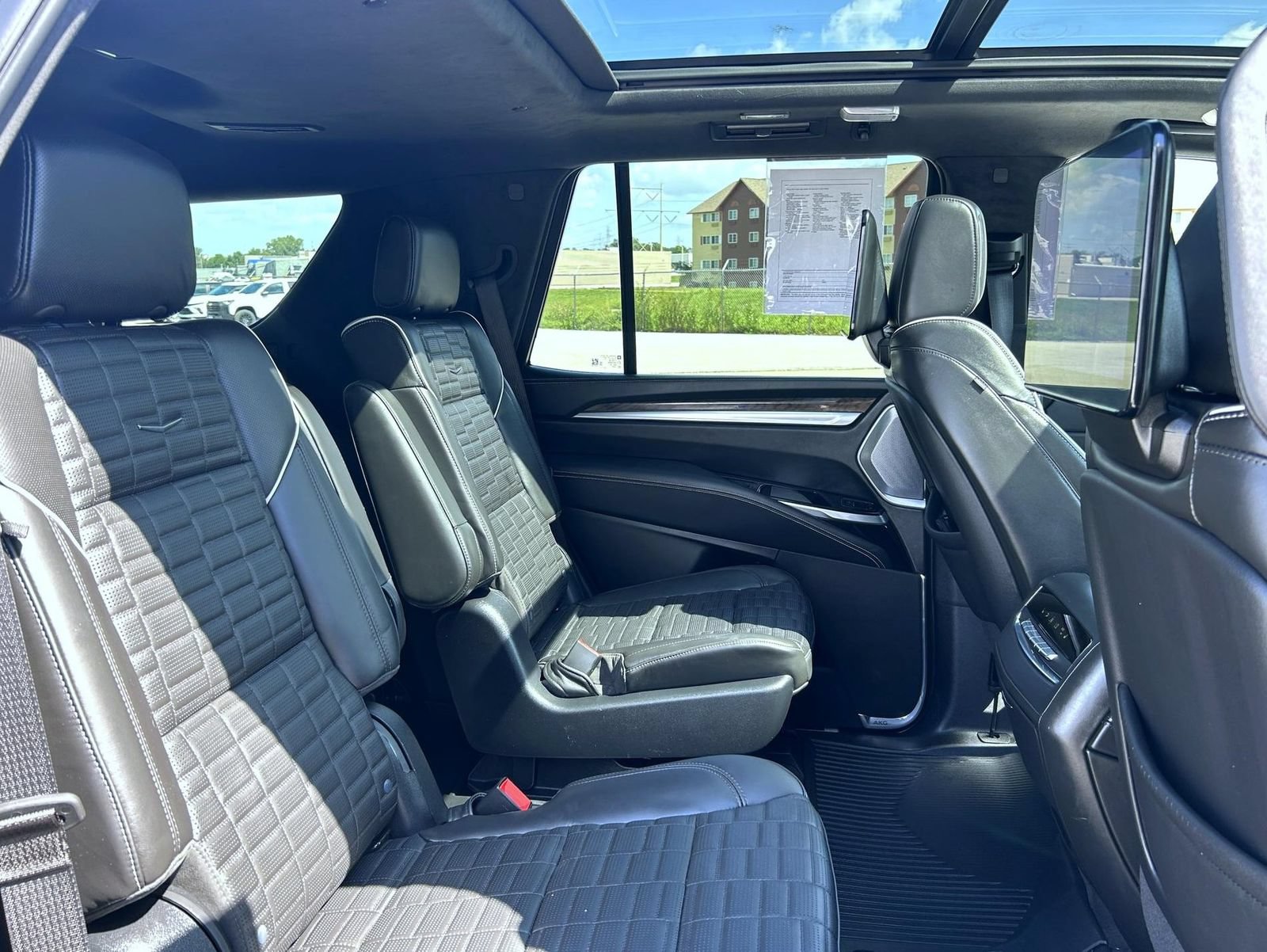Certified 2025 Cadillac Escalade Sport Platinum w/ LPO, ONYX Package AWD/4WD image 19