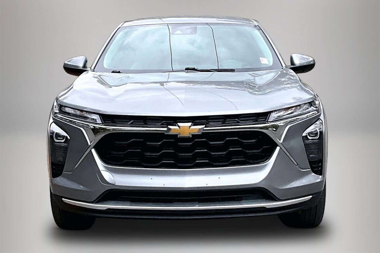 Used 2024 Chevrolet Trax LS w/ LS Convenience Package FWD image 3