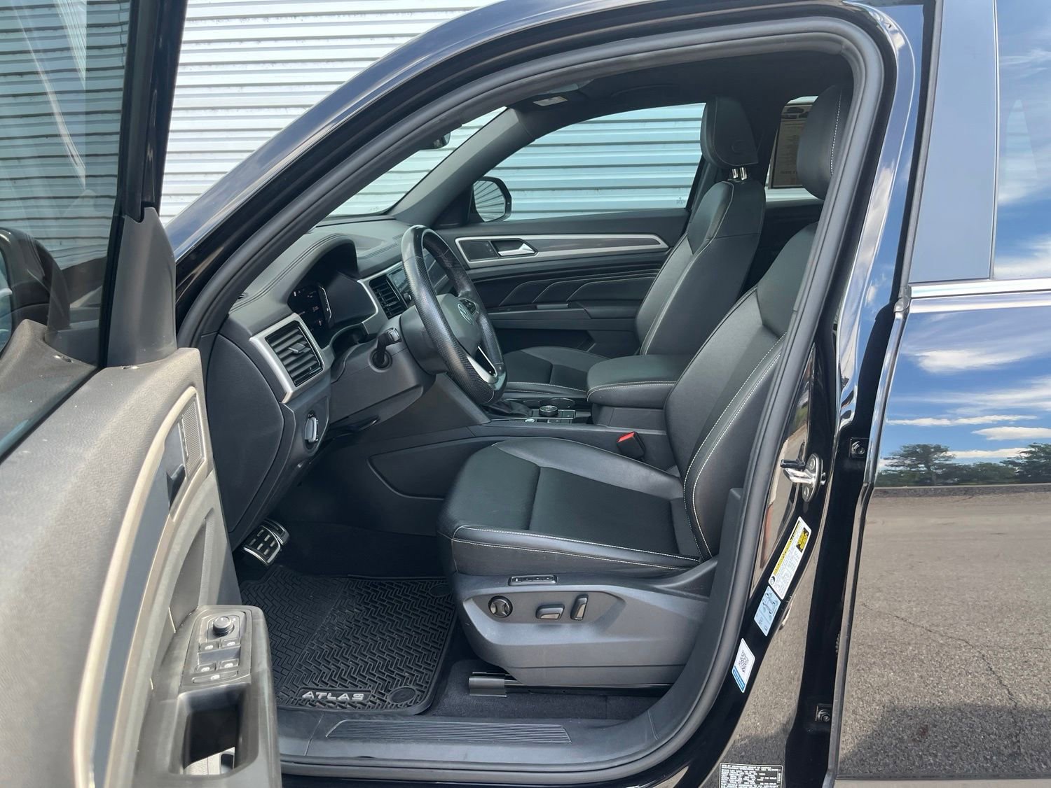 Used 2020 Volkswagen Atlas Cross Sport SEL R-Line AWD/4WD image 27
