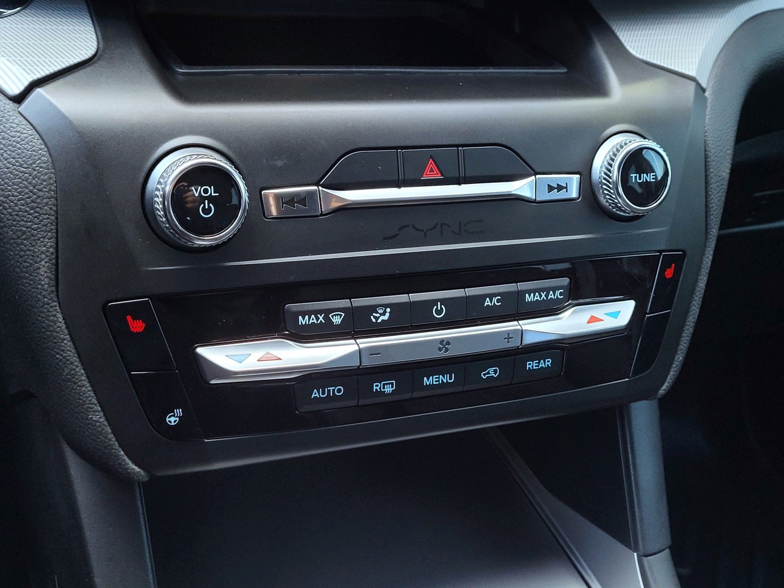 Used 2020 Ford Explorer XLT w/ Comfort Package image 19