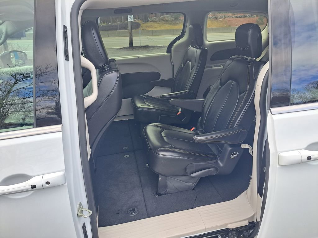 Used 2024 Chrysler Pacifica Touring-L image 11