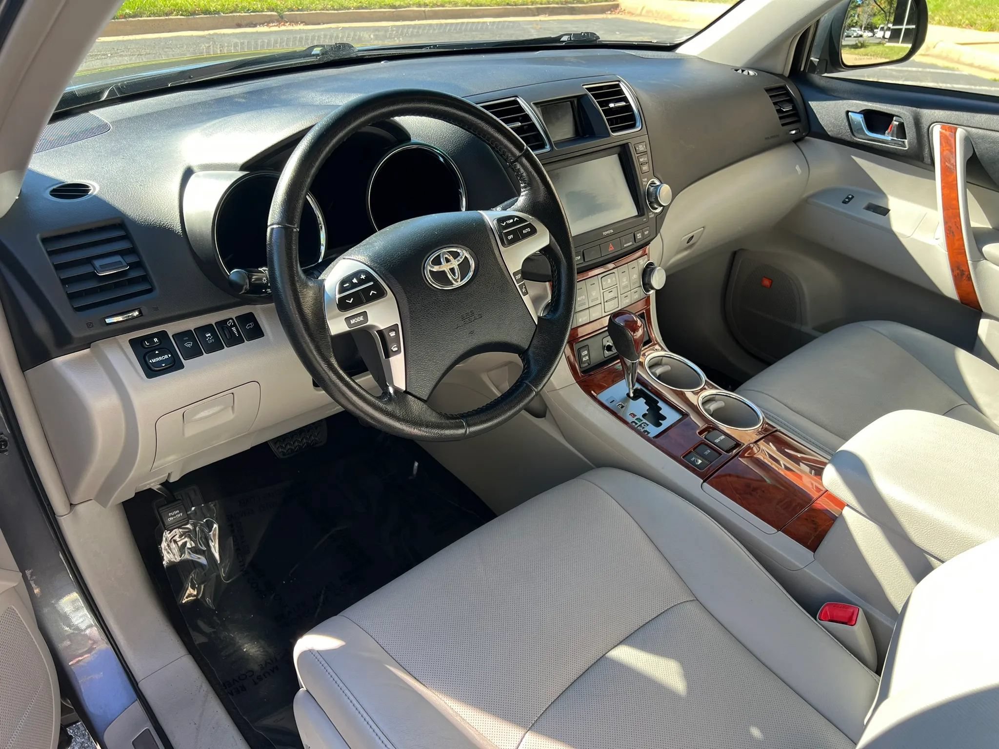 Used 2012 Toyota Highlander Limited w/ Tow Pkg AWD/4WD image 15