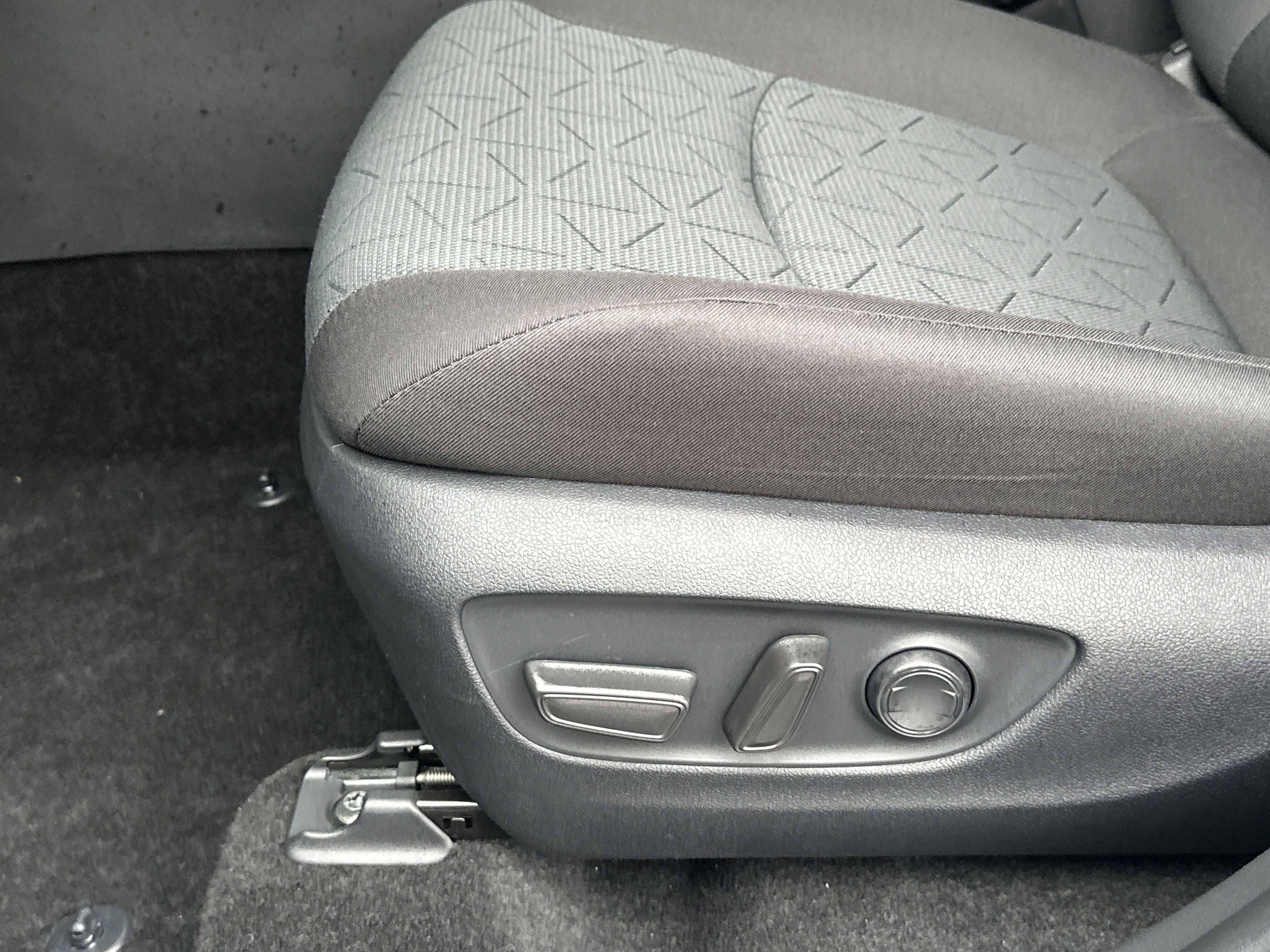 Used 2025 Toyota RAV4 XLE w/ Convenience Package FWD image 10