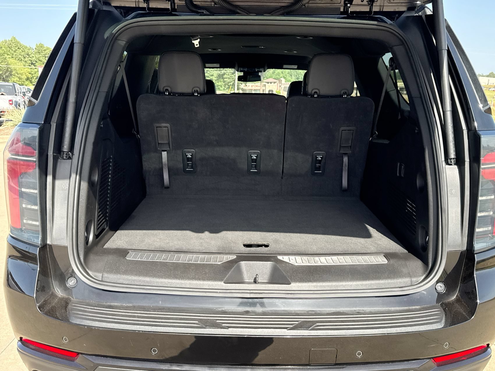 Used 2025 Chevrolet Suburban Z71 AWD/4WD image 24