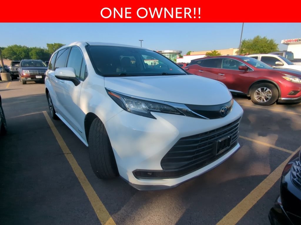 Used 2021 Toyota Sienna LE FWD image 3
