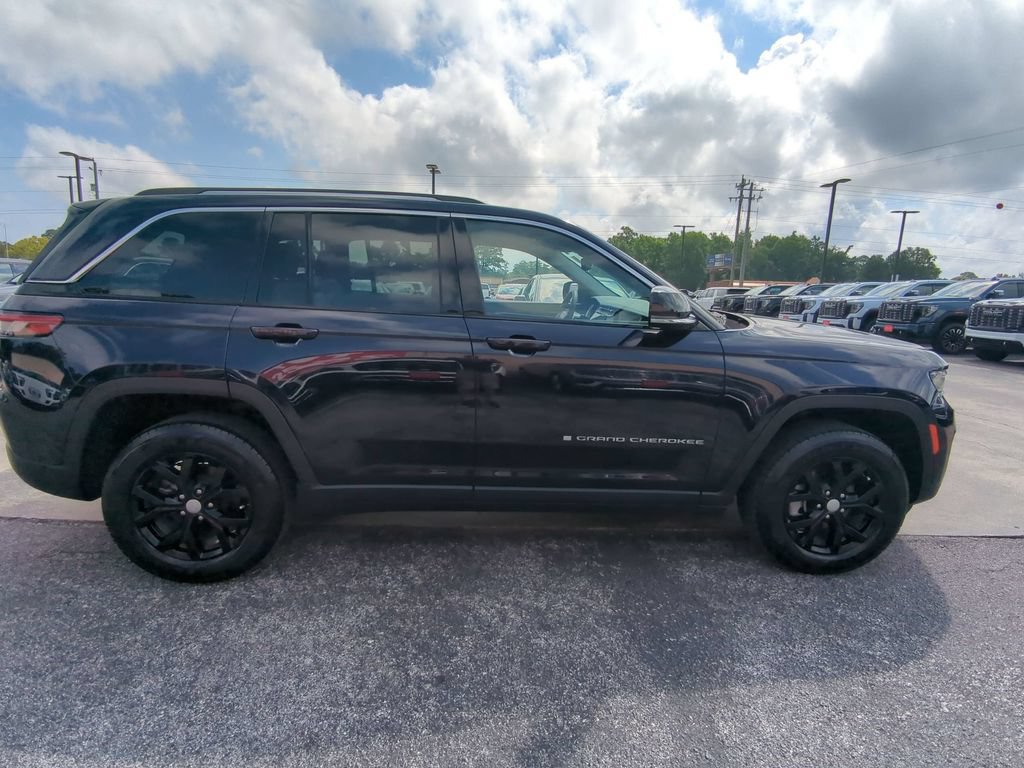 Used 2023 Jeep Grand Cherokee Limited AWD/4WD image 6