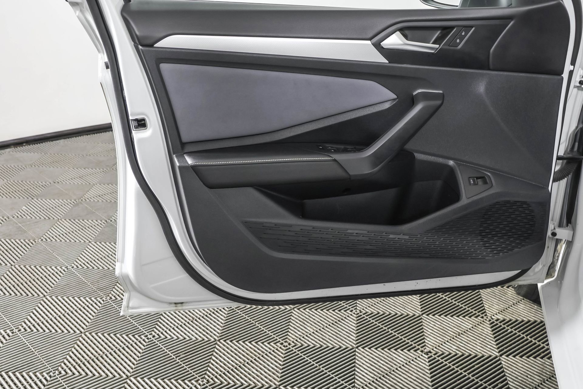 Used 2025 Volkswagen Jetta SE image 32