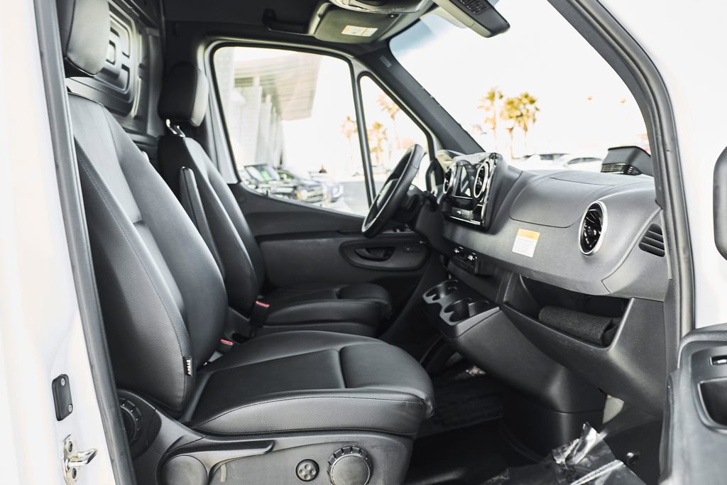 Used 2025 Mercedes-Benz Sprinter 2500 image 12