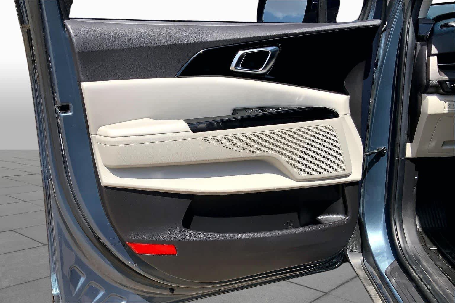 Used 2022 Kia Carnival EX FWD image 22