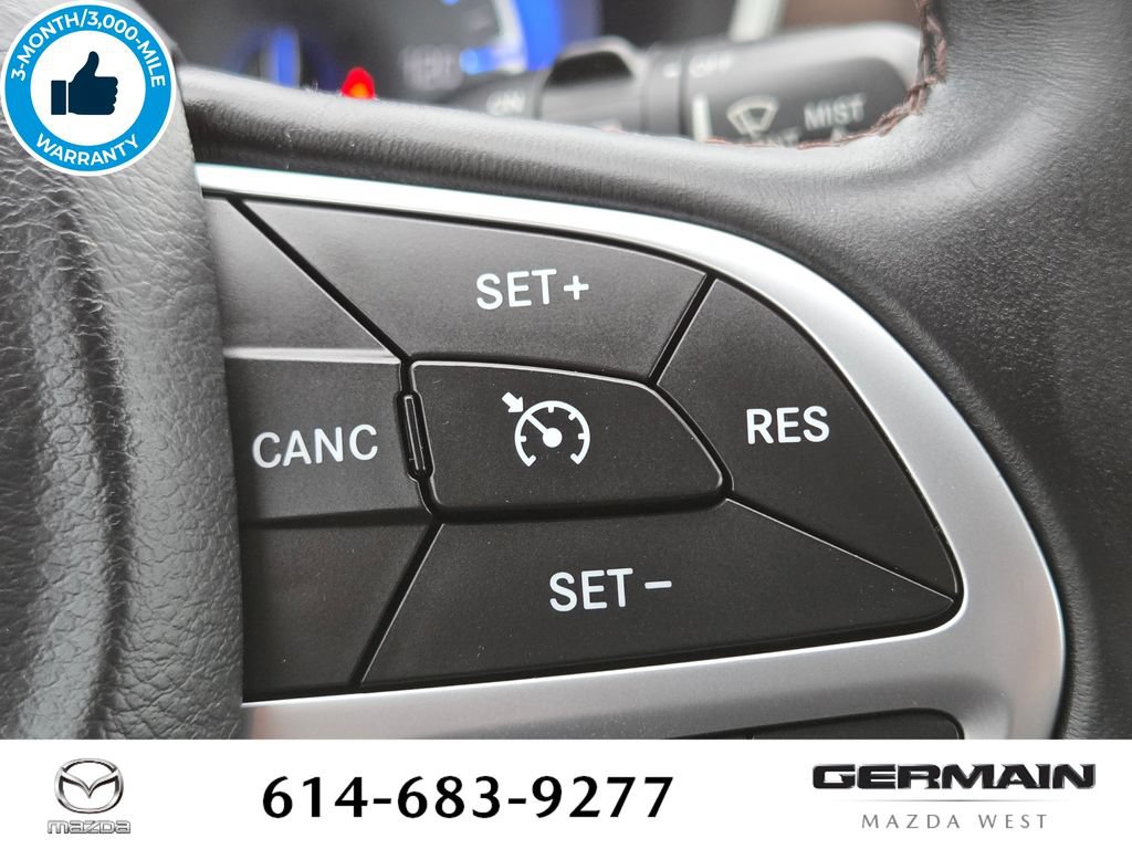 Used 2017 Chrysler Pacifica Touring-L FWD image 32