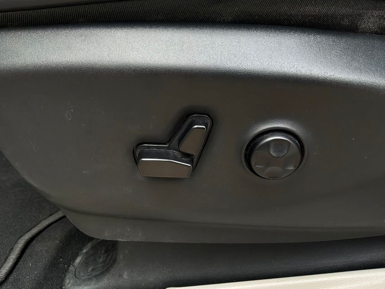 Used 2023 Chrysler Pacifica Touring-L FWD image 11
