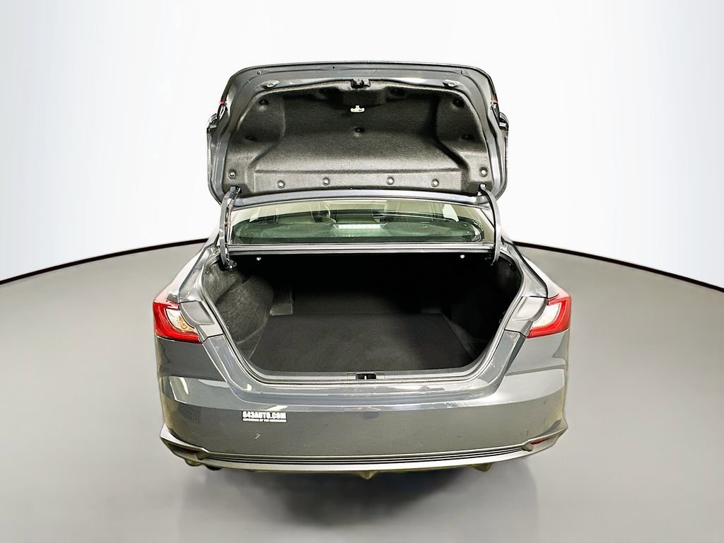 Used 2025 Toyota Camry SE image 32