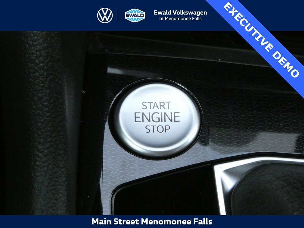 Certified 2025 Volkswagen Taos SE image 9