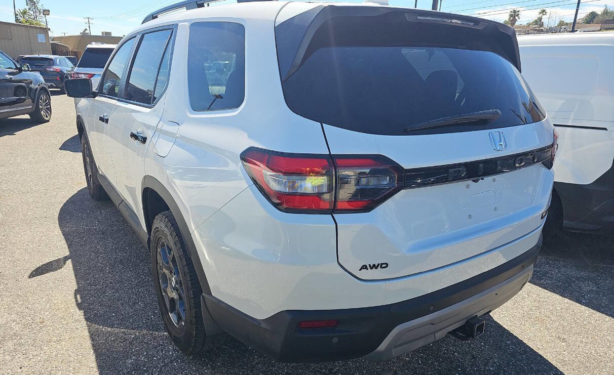 Used 2025 Honda Pilot TrailSport image 4