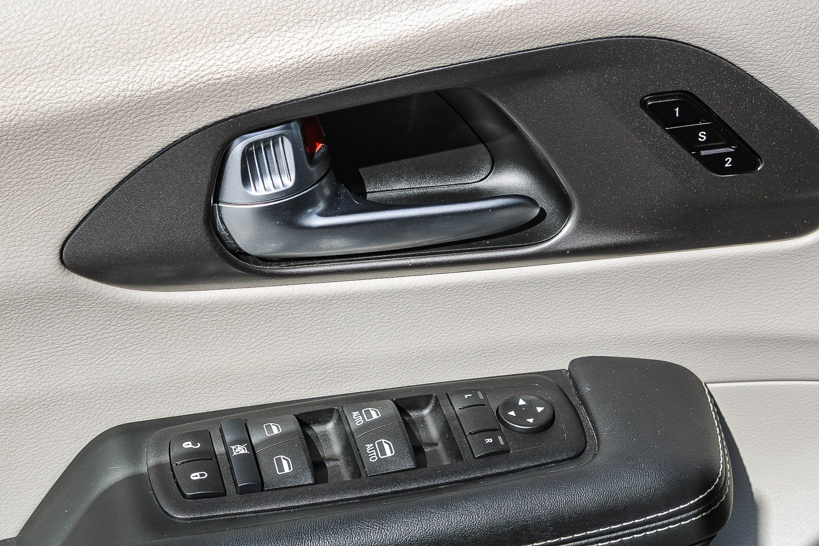 Used 2024 Chrysler Pacifica Limited FWD image 23