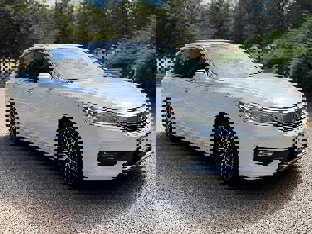 Used 2016 Honda Accord Touring image 3