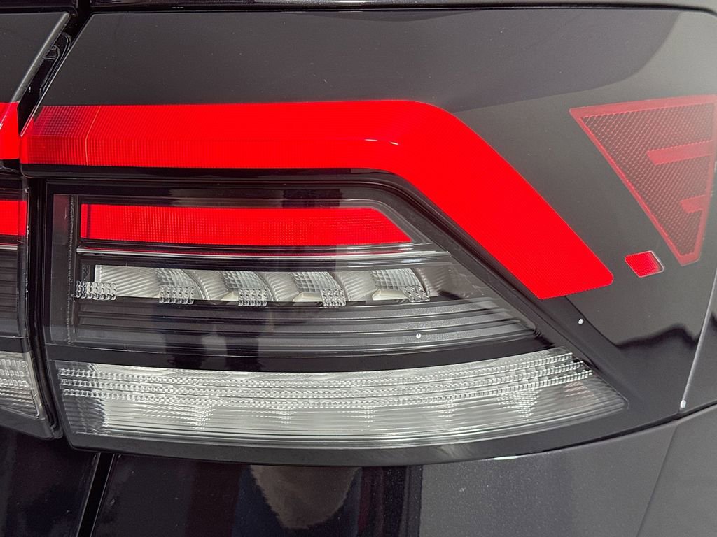 Used 2025 Volkswagen Taos SE image 33