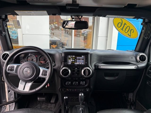 Used 2016 Jeep Wrangler Unlimited Rubicon image 16