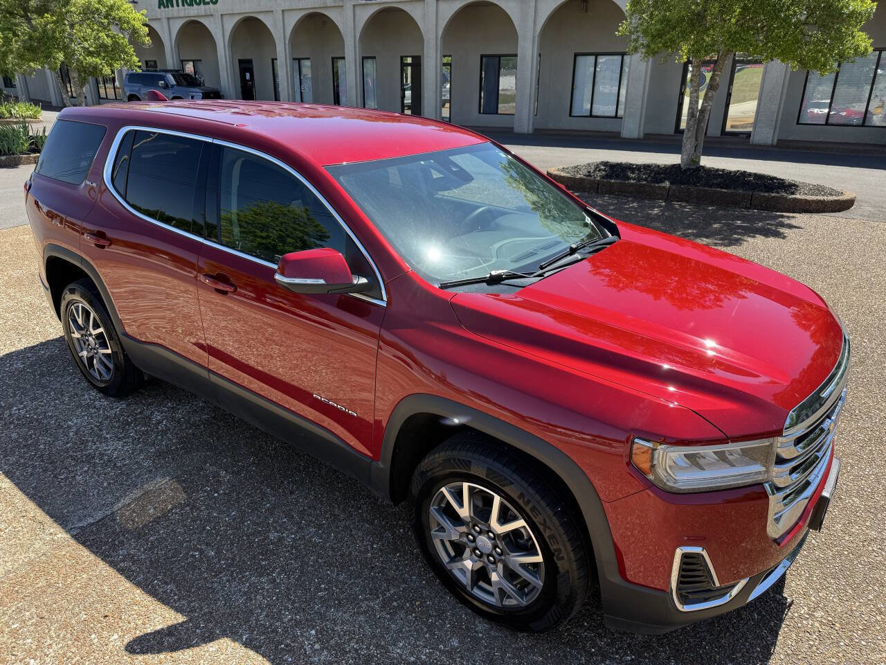 Used 2023 GMC Acadia SLE w/ LPO, Floor Liner Package AWD/4WD image 2