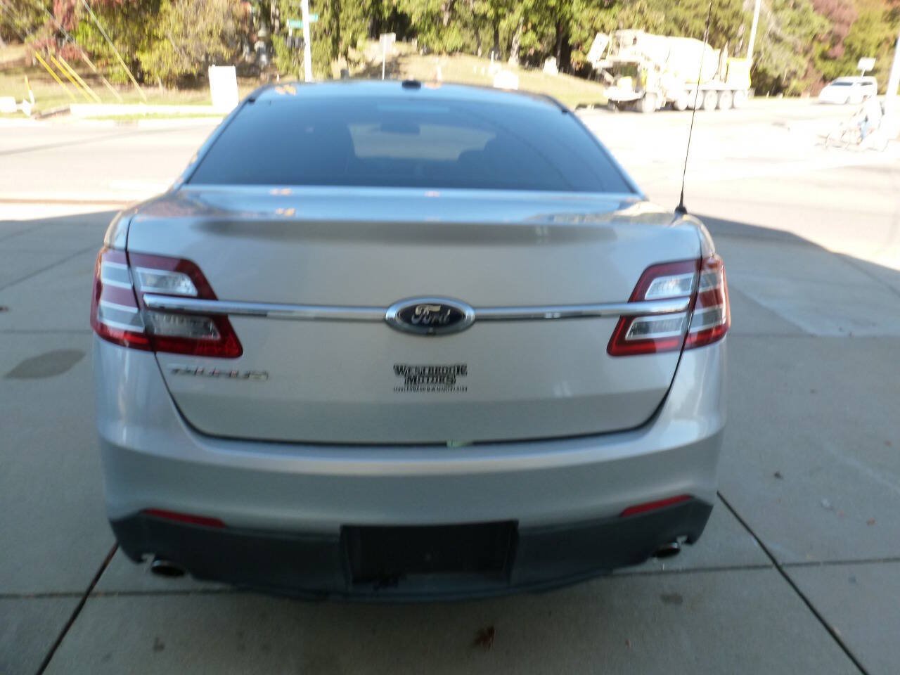 Used 2015 Ford Taurus SE FWD image 8